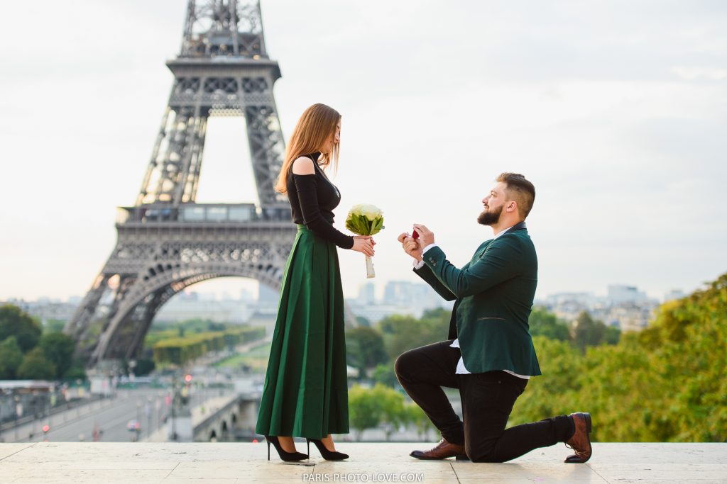 proposal captured by paris photographer at Trocadero