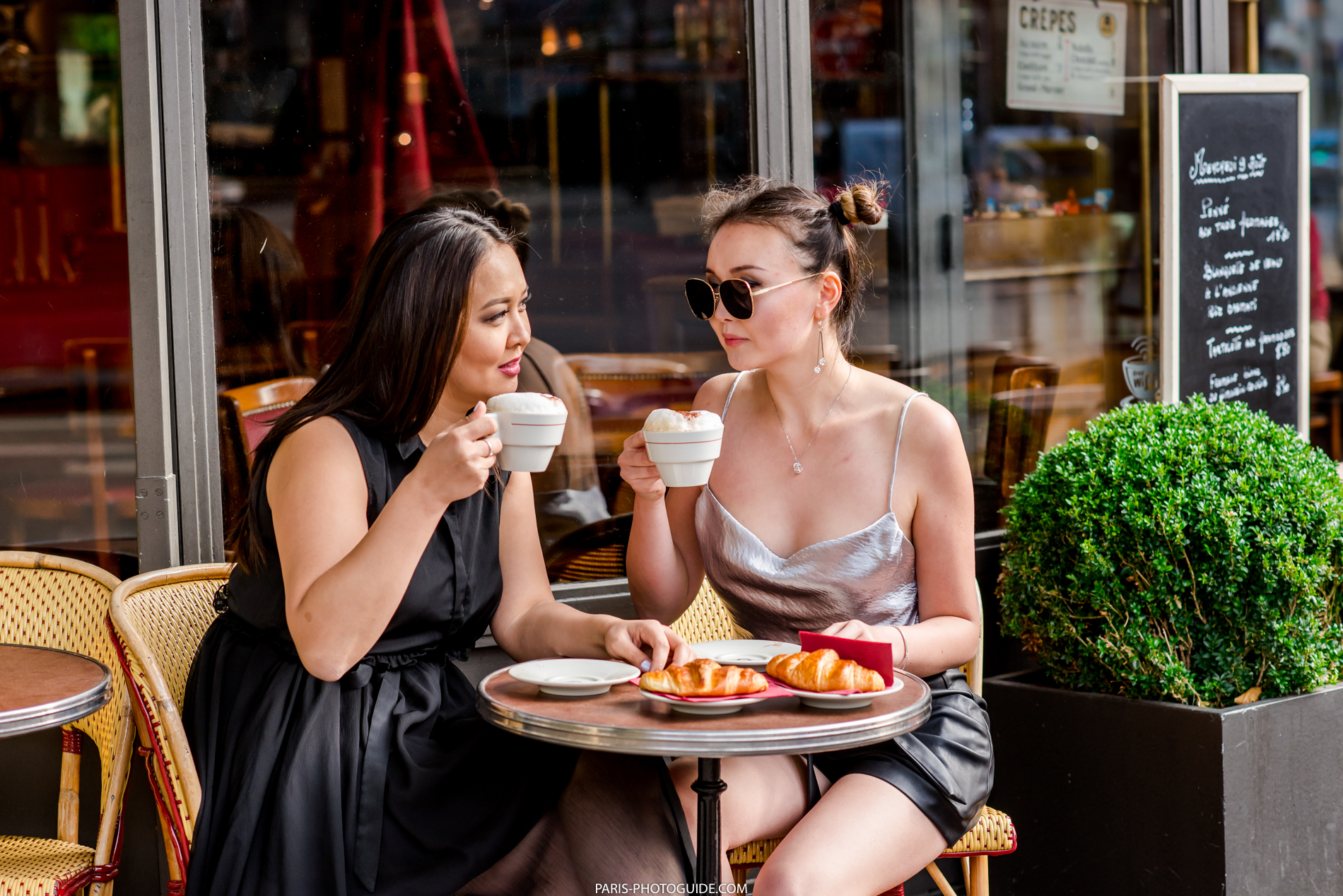 Фото с девушкой в кафе с девушкой