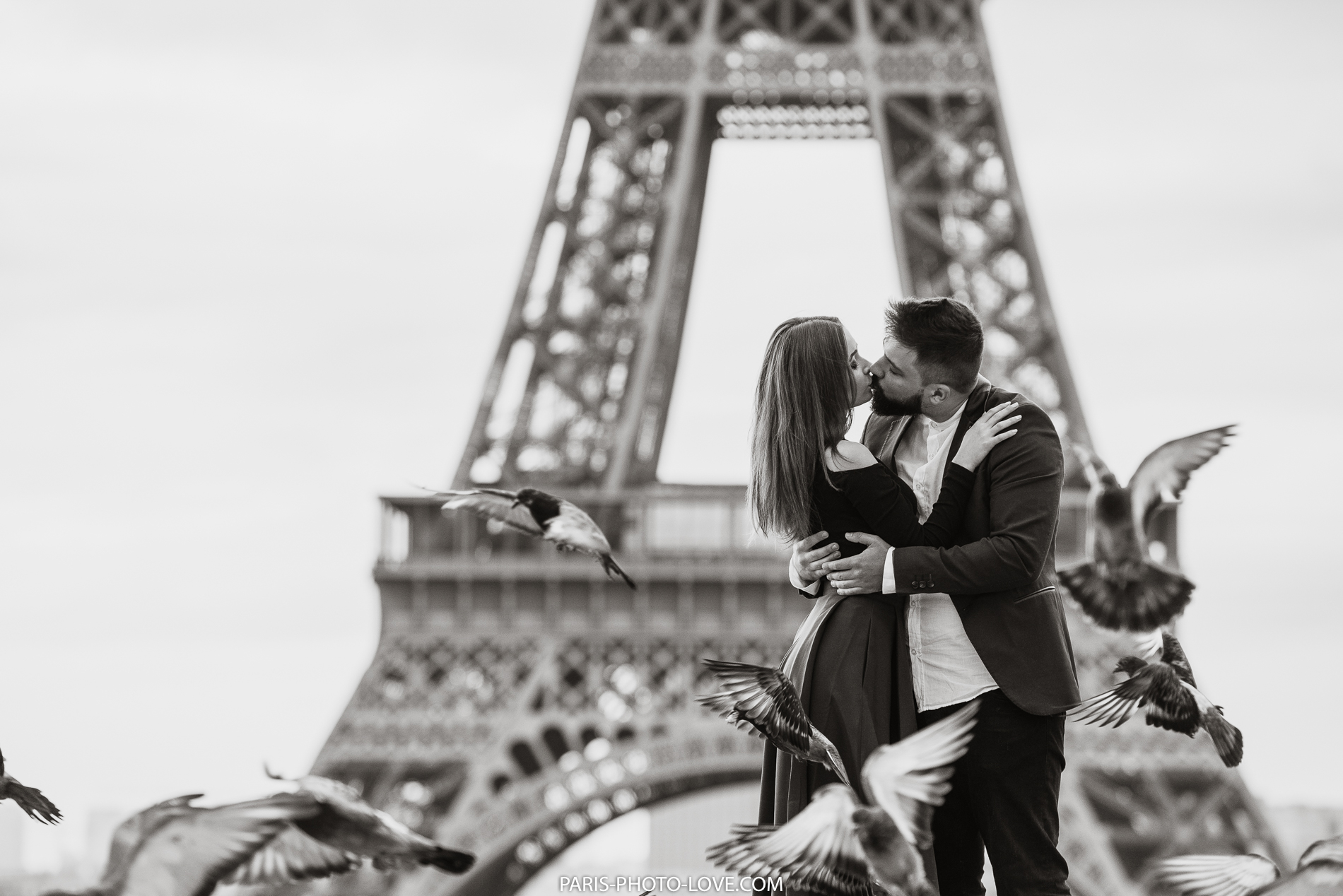 Влюбленные и башня. Влюбленные в Париже. Фотосессия в Париже. Париж романтика.